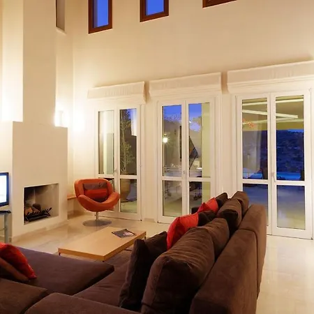 4 Bedroom Andromeda With Private Infinity Pool, Aphrodite Hills Villa *