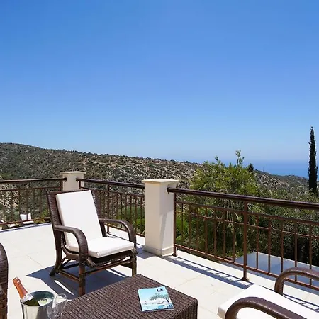 4 Bedroom Andromeda With Private Infinity Pool, Aphrodite Hills וילה