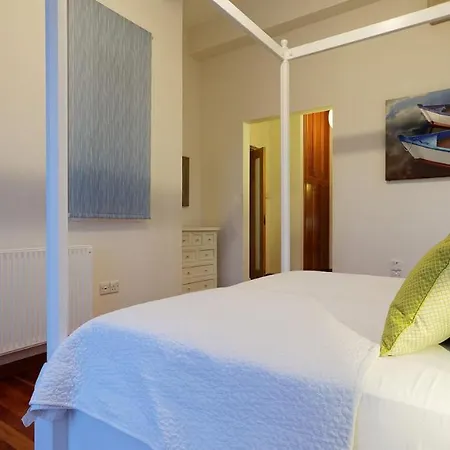 4 Bedroom Andromeda With Private Infinity Pool, Aphrodite Hills וילה קוקליה