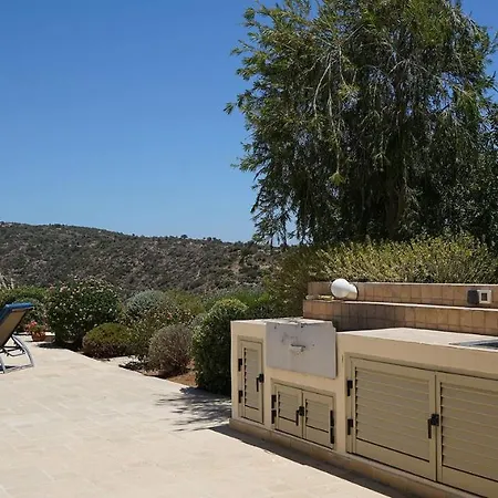 4 Bedroom Andromeda With Private Infinity Pool, Aphrodite Hills קוקליה