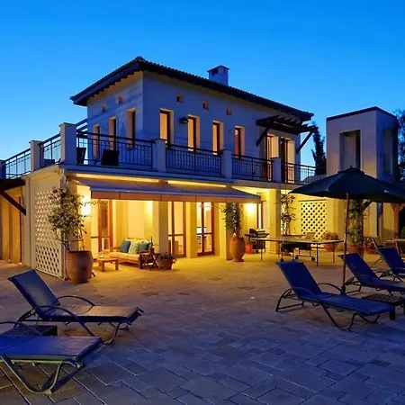 4 Bedroom Andromeda With Private Infinity Pool, Aphrodite Hills וילה קוקליה